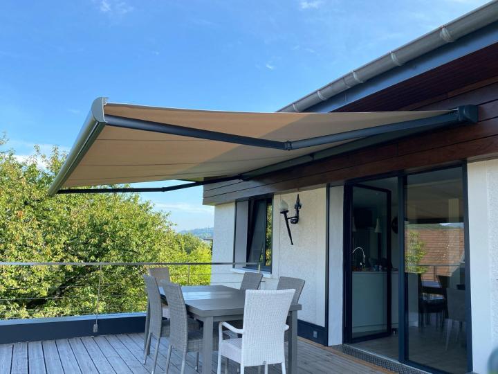 Un pro du rentoilage de store Angers